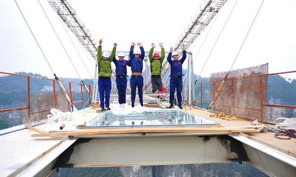 تصاویر : ساخت طولانی‌ترین پل شیشه‌ای جهان
