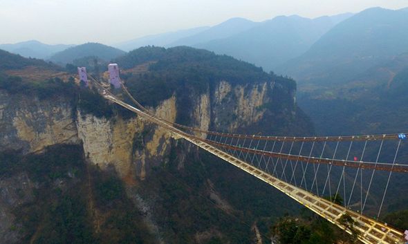 تصاویر : ساخت طولانی‌ترین پل شیشه‌ای جهان