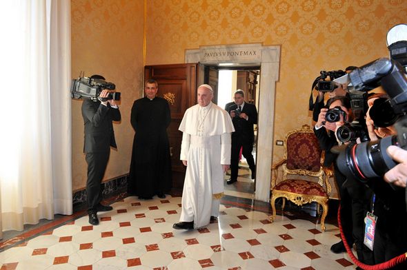 تصاویر : دیدار و اهدای هدیه روحانی به پاپ