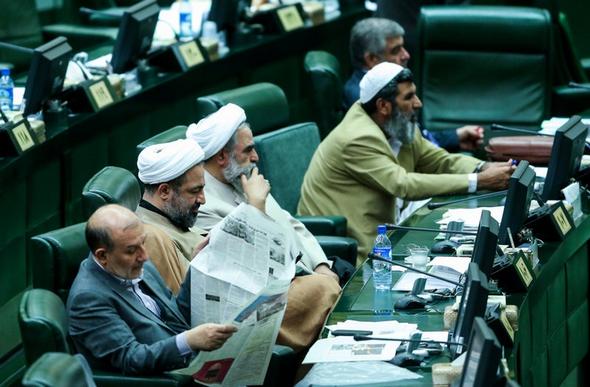 تصاویر : حاشیه های آخرین روز کاری مجلس در سال 94