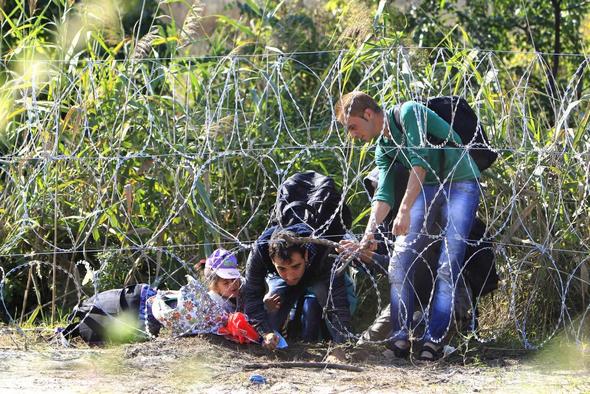 تصاویر : بازداشت خانواده سوری در مرز مجارستان