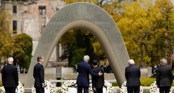 تصاویر : ادای احترام کری به قربانیان هیروشیما