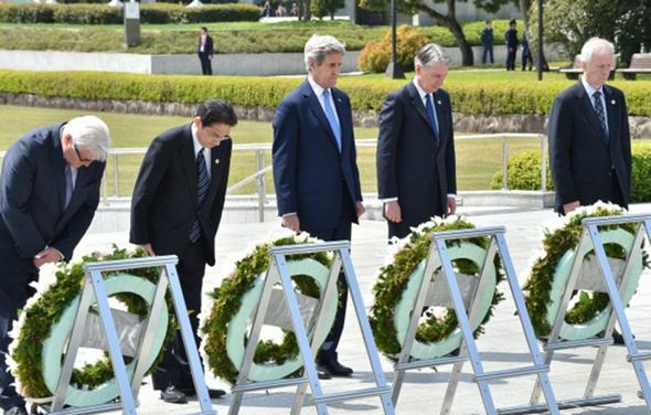 تصاویر : ادای احترام کری به قربانیان هیروشیما