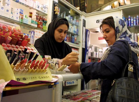 روایت رویترز از بازار لوازم آرایش در ایران / کمپانی های مشهور در راه تهران هستند