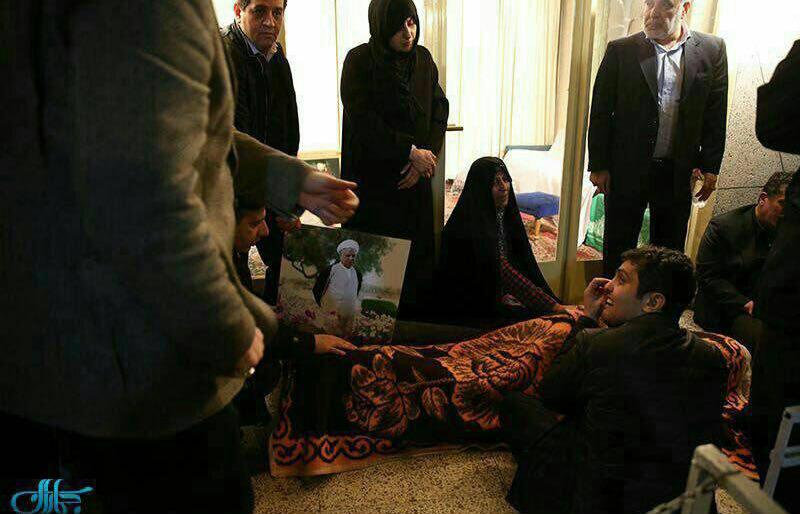 عکس/پيكر آیت‌الله هاشمى رفسنجانی در منزل امام(ره) پس از مراسم وداع و قبل از تغسيل