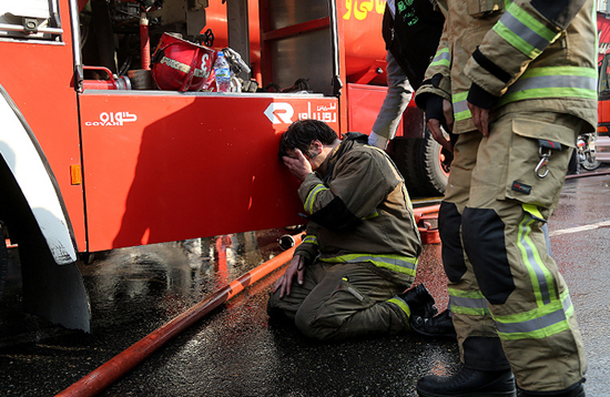 تصاویر : آتش‌نشانان در اشک و بُهت فاجعه