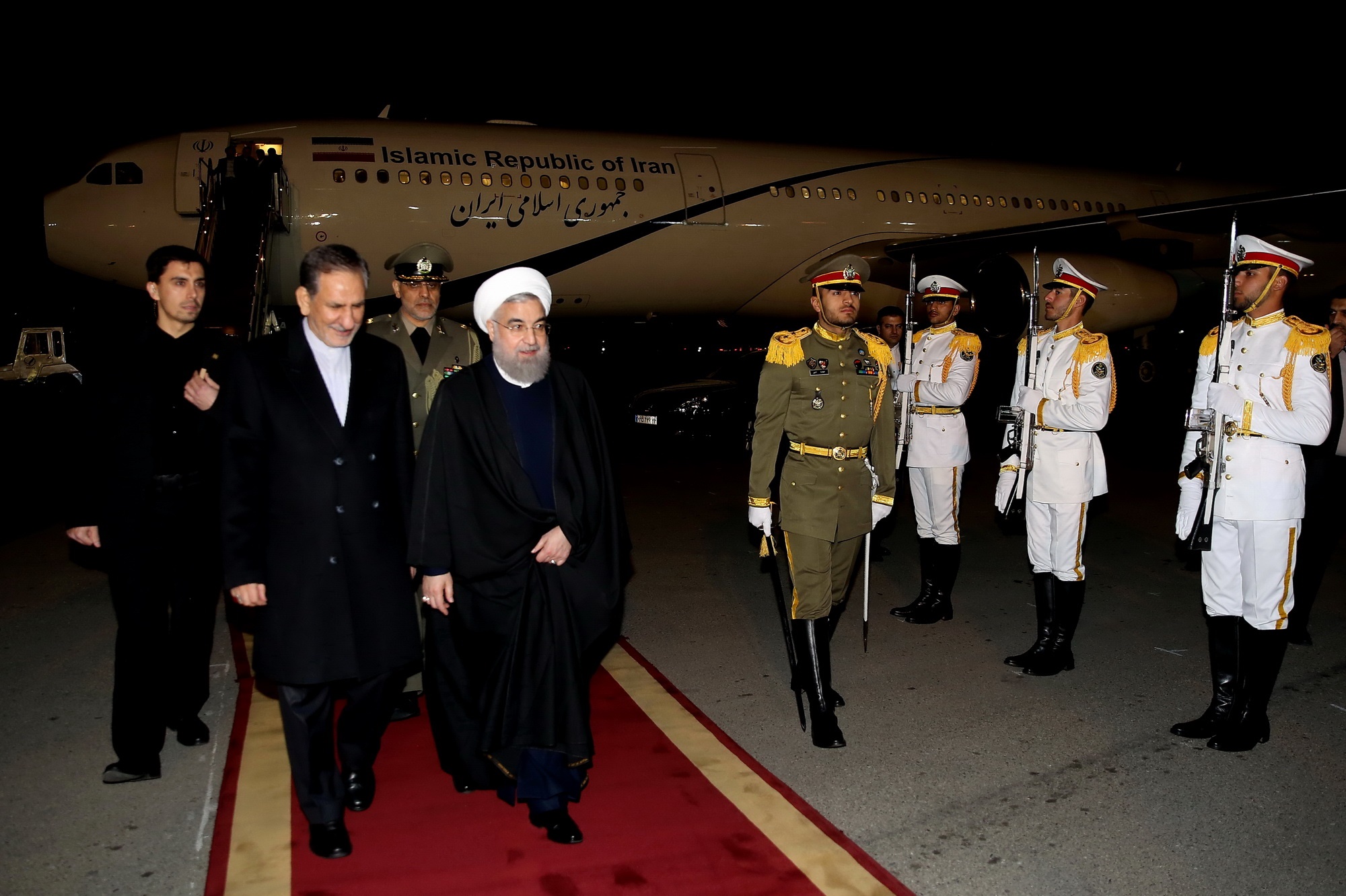 عکس /بازگشت رییس‌جمهور به تهران/ چه کسی به استقبال روحانی در فرودگاه رفت؟