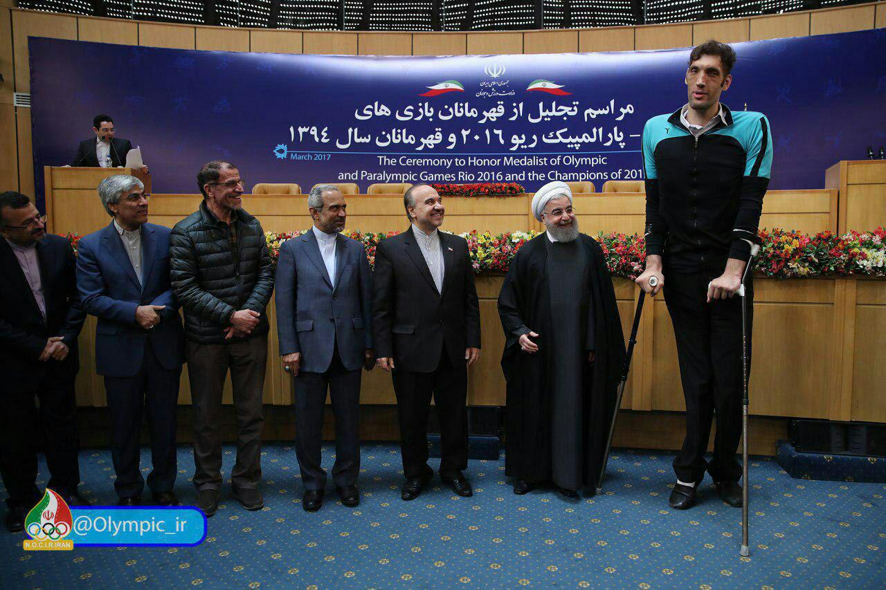 عکس/مرتضی مهرزاد مرد غول پیکر والیبال ایران در کنار رئیس جمهور