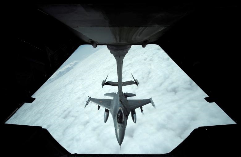 عکس/سوخت‌گیری هواپیمای جنگنده آمریکایی در آسمان سوریه