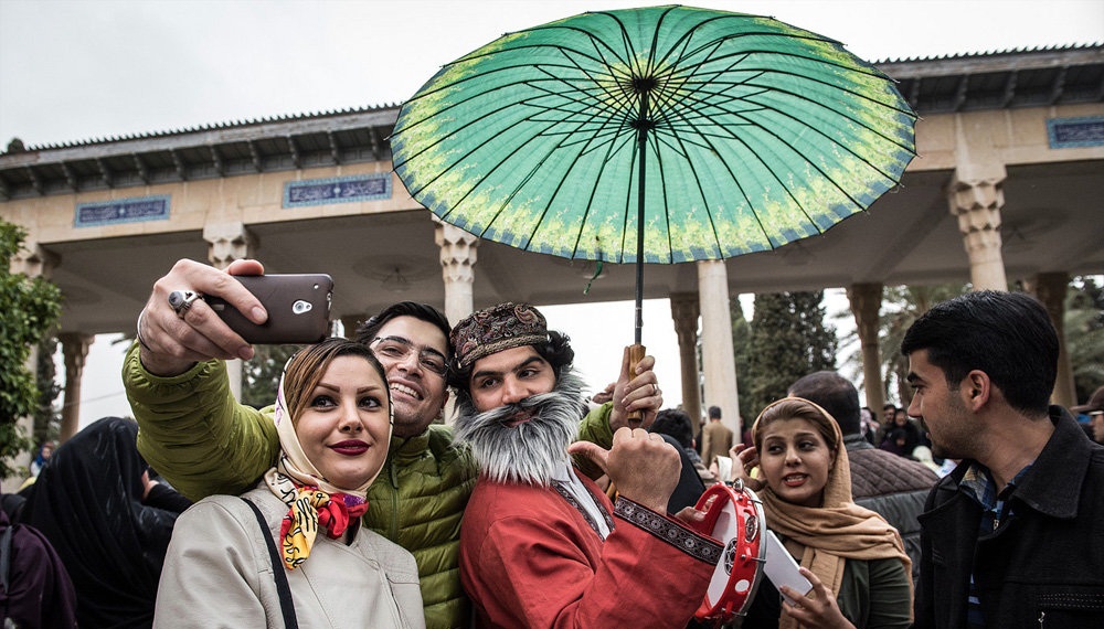 تصاویر : لحظه تحویل سال نو در حافظیه شیراز