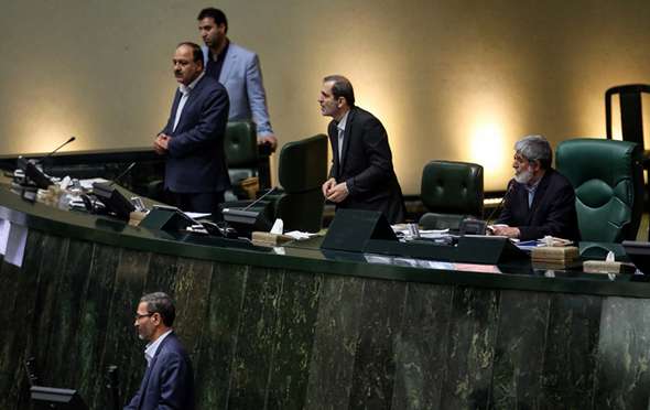 تصاویر : معاون وزیر یقه خود را در مجلس پاره کرد
