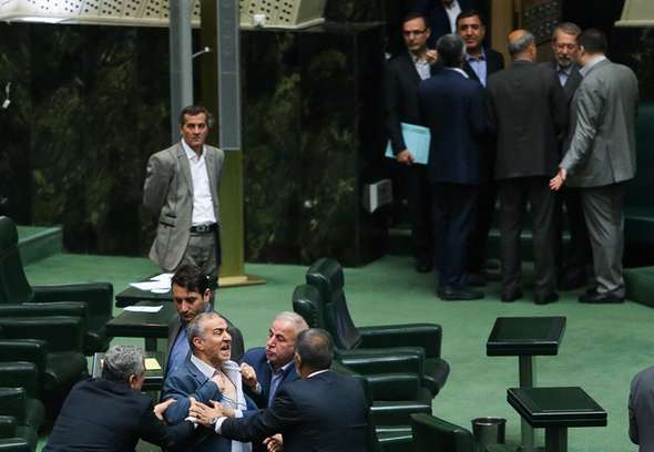 تصاویر : معاون وزیر یقه خود را در مجلس پاره کرد