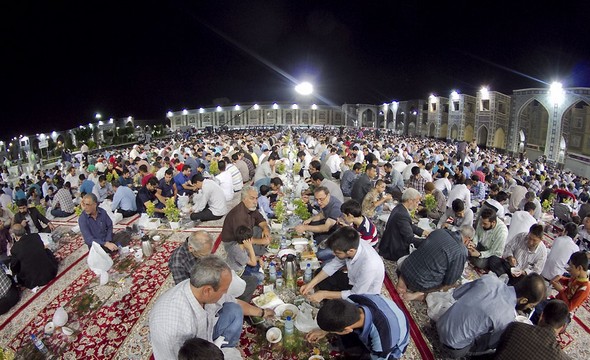 تصاویر : بزرگترین ضیافت افطار در حرم امام رضا(ع)
