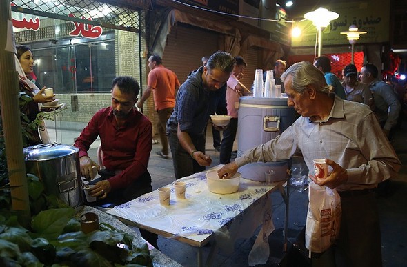 تصاویر : سفره افطار خیابانی در تهران