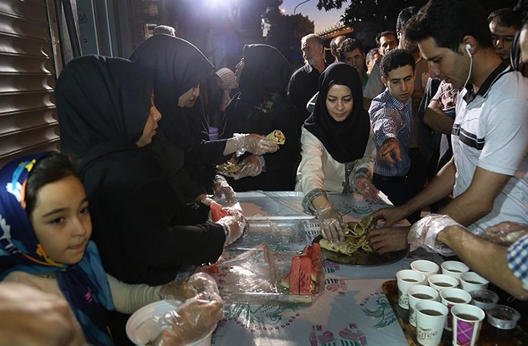 تصاویر : سفره افطار خیابانی در تهران