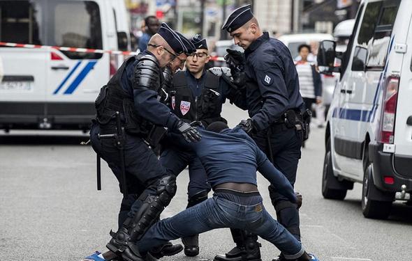 تصاویر : حمله پلیس فرانسه به پناهجویان