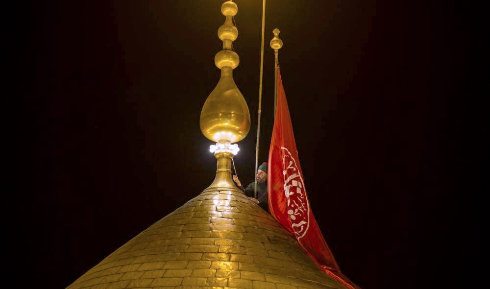 تصاویر : نصب پرچم عزا بر گنبد حرم اباعبدالله الحسین