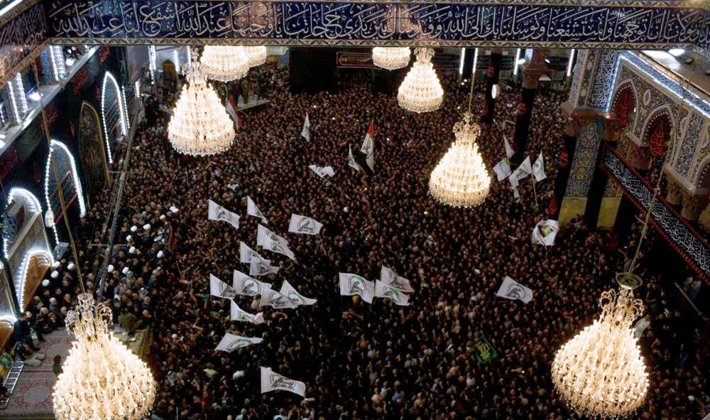 تصاویر : نصب پرچم عزا بر گنبد حرم اباعبدالله الحسین
