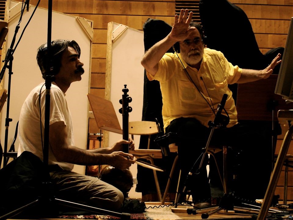 کیهان کلهر در حال نواختن کمانچه کنار کارگردان «پدرخوانده»