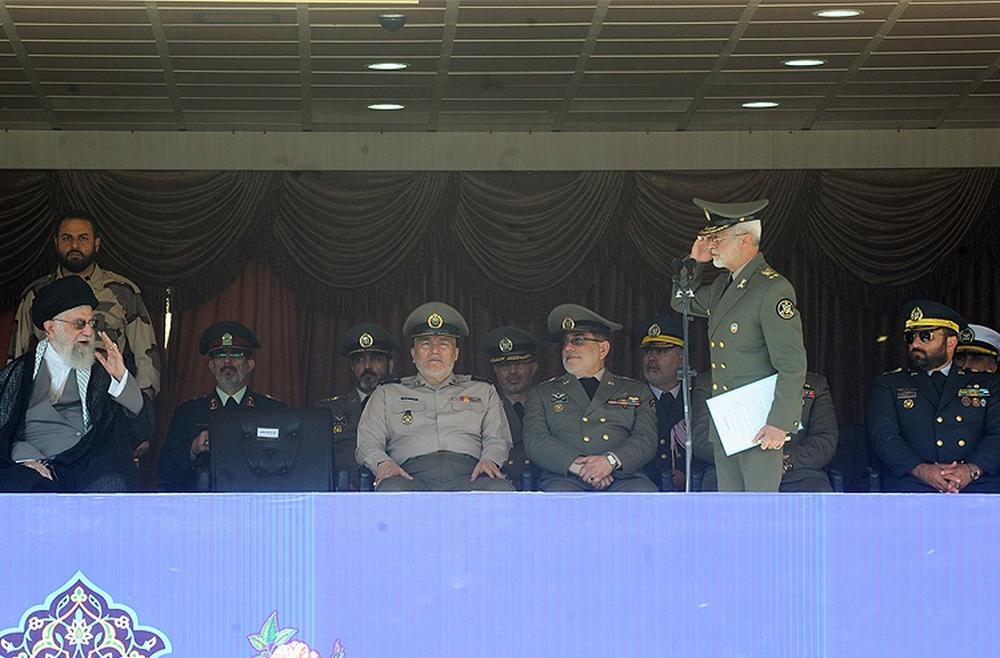تصاویر : حضور رهبر‌معظم‌انقلاب در مراسم دانش‌آموختگی دانشجویان ارتش