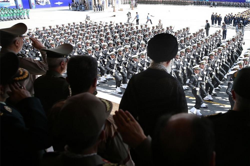 تصاویر : حضور رهبر‌معظم‌انقلاب در مراسم دانش‌آموختگی دانشجویان ارتش