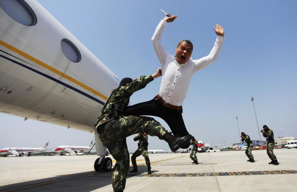 تصاویر : آموزش های سخت نظامیان در چین‎
