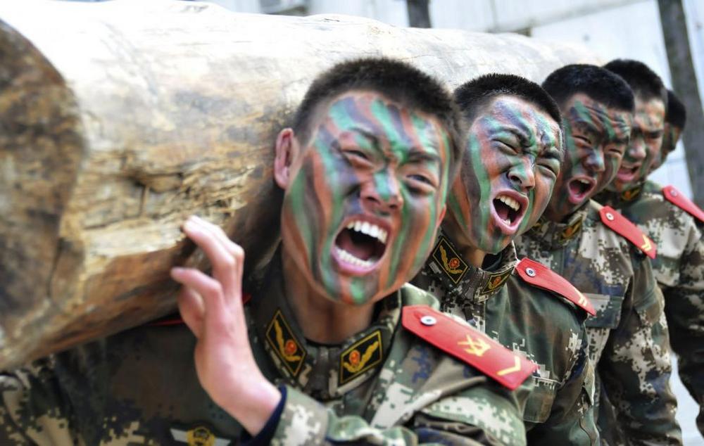 تصاویر : آموزش های سخت نظامیان در چین‎