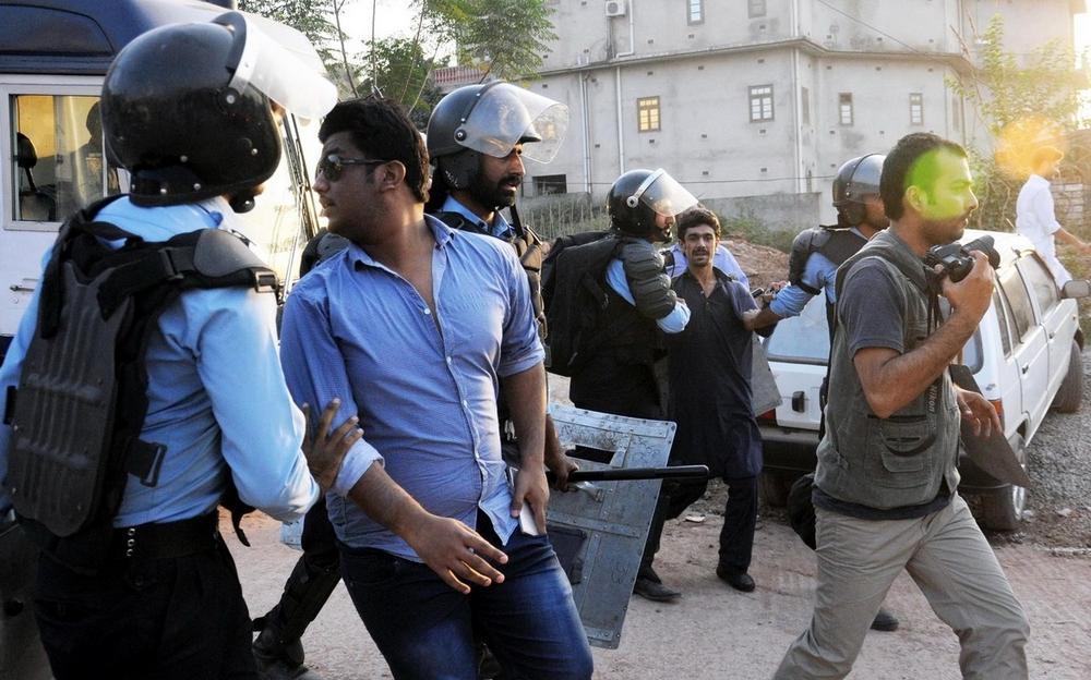 تصاویر : درگیری پلیس با مخالفان دولت در پاکستان