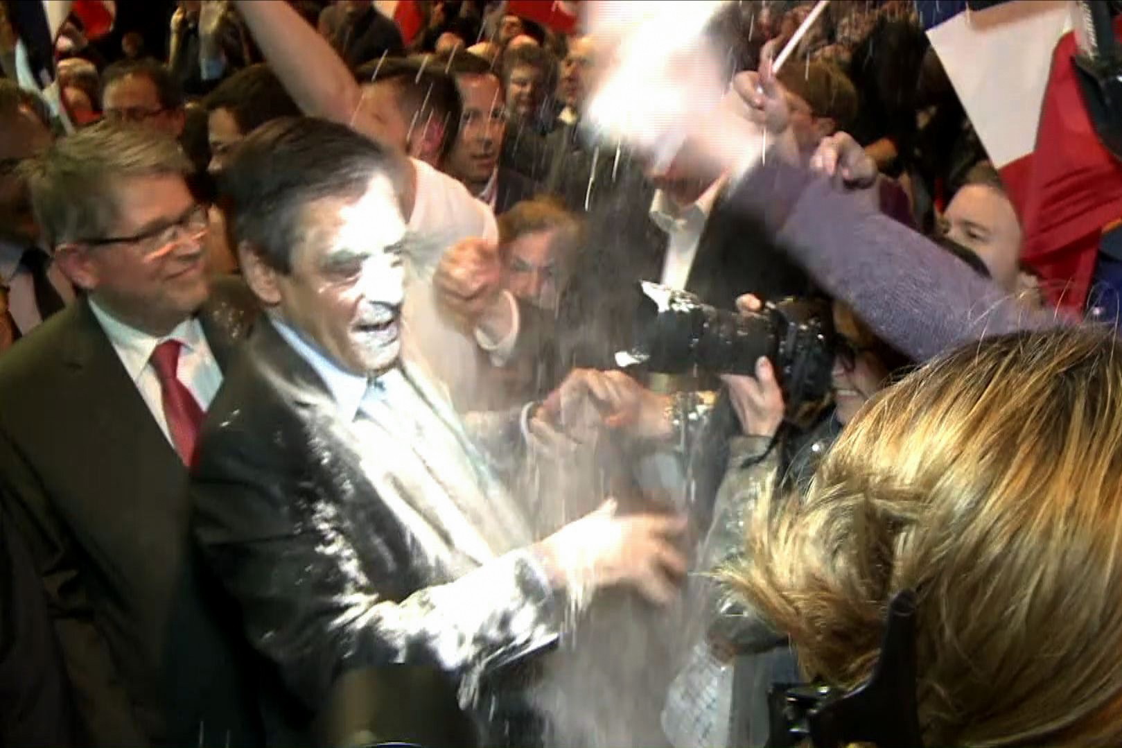 عکس/ نامزد ریاست‌جمهوری فرانسه با آرد سفیدپوش شد!
