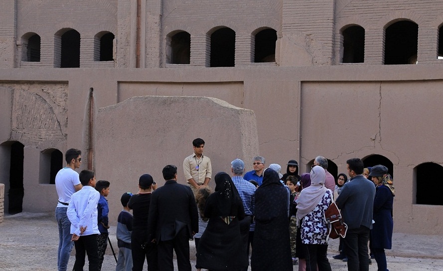 تصاویر : گردشگران نوروزی در ارگ بم و کاریز کیش