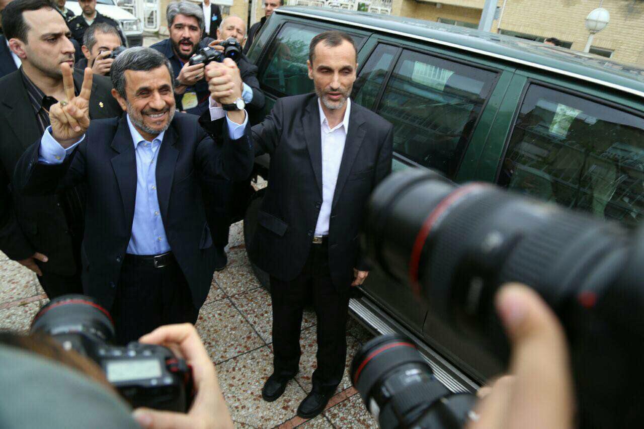 احمدی نژاد ، بقایی و مشایی وارد وزارت کشور شدند/ بقایی: رد صلاحیت شوم در هر شرایطی قول میدهم به قانون  تمکین کنم/ احمدی نژاد: برای تایید صلاحیت بقایی هرچه در توان دارم انجام می‌دهم