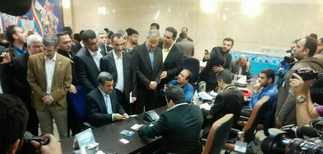 عکس لحظه ثبت نام محمود احمدی نژاد برای کاندیداتوری ریاست جمهوری