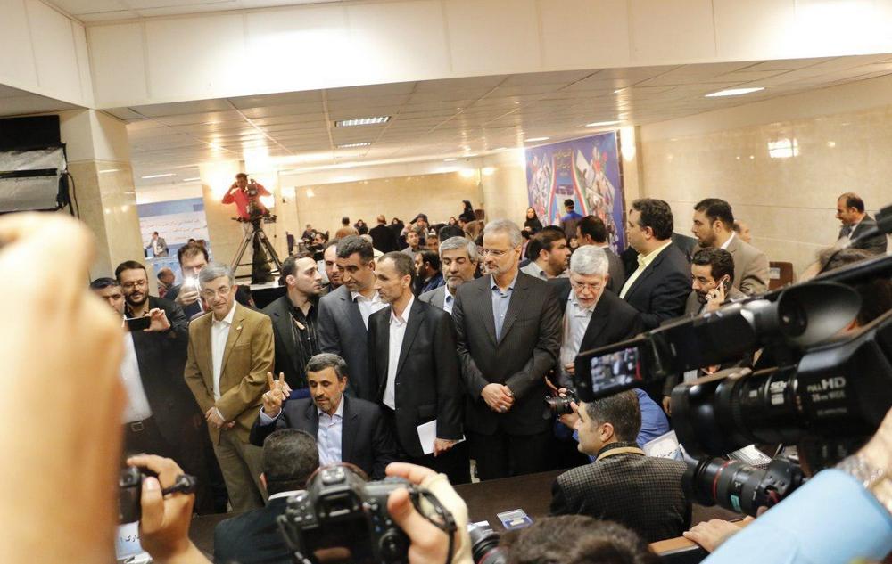 تصاویر/ ثبت‌نام احمدی‌نژاد برای ریاست‌جمهوری دوازدهم