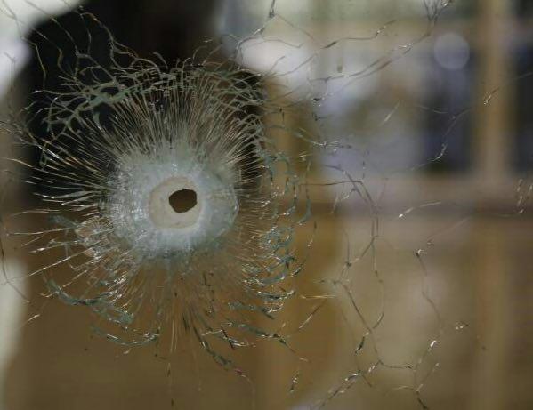 تصویری از اصابت گلوله به پنجره‌ای در خیابان شانزه‌لیزه پاریس