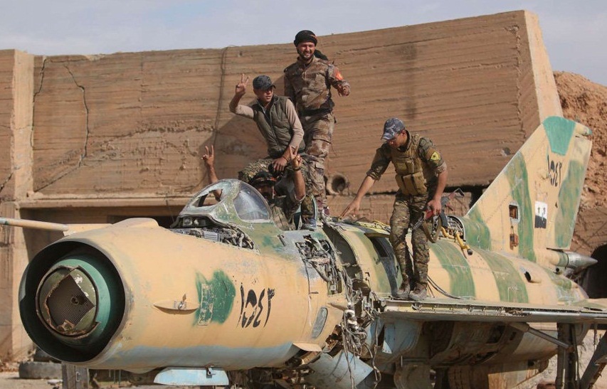 تصاویر : گرفتن فرودگاه نظامی رقه از داعش‎
