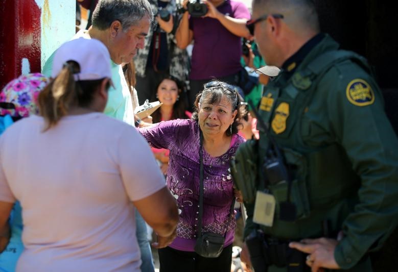 تصاویر : باز شدن مرز آمریکا و مکزیک فقط برای ۳ دقیقه جهت دیدار خانواده ها