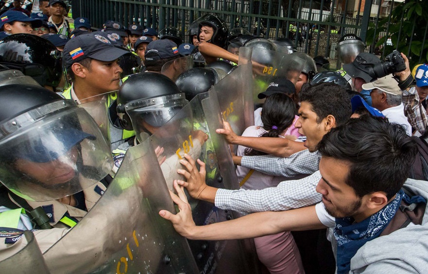 تصاویر : معترضان در خیابان های ونزوئلا‎