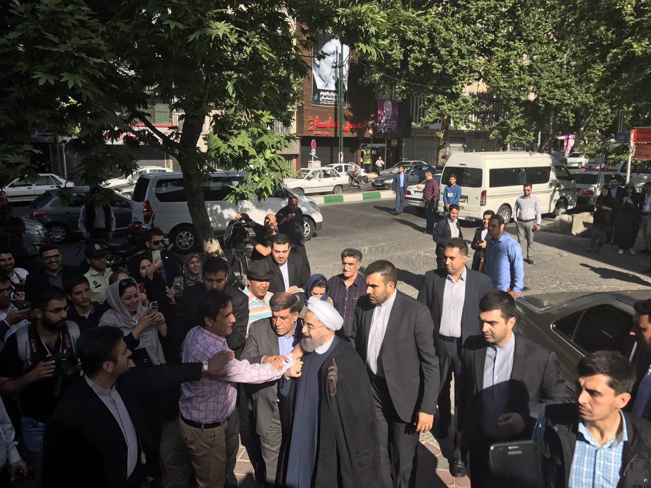 عکس/هم اکنون - حسن روحانی هنگام ورود به حسینیه ارشاد برای شرکت در انتخابات