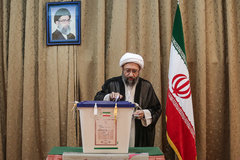 عکس/آملی‌لاریجانی رای خود را به صندوق انداخت