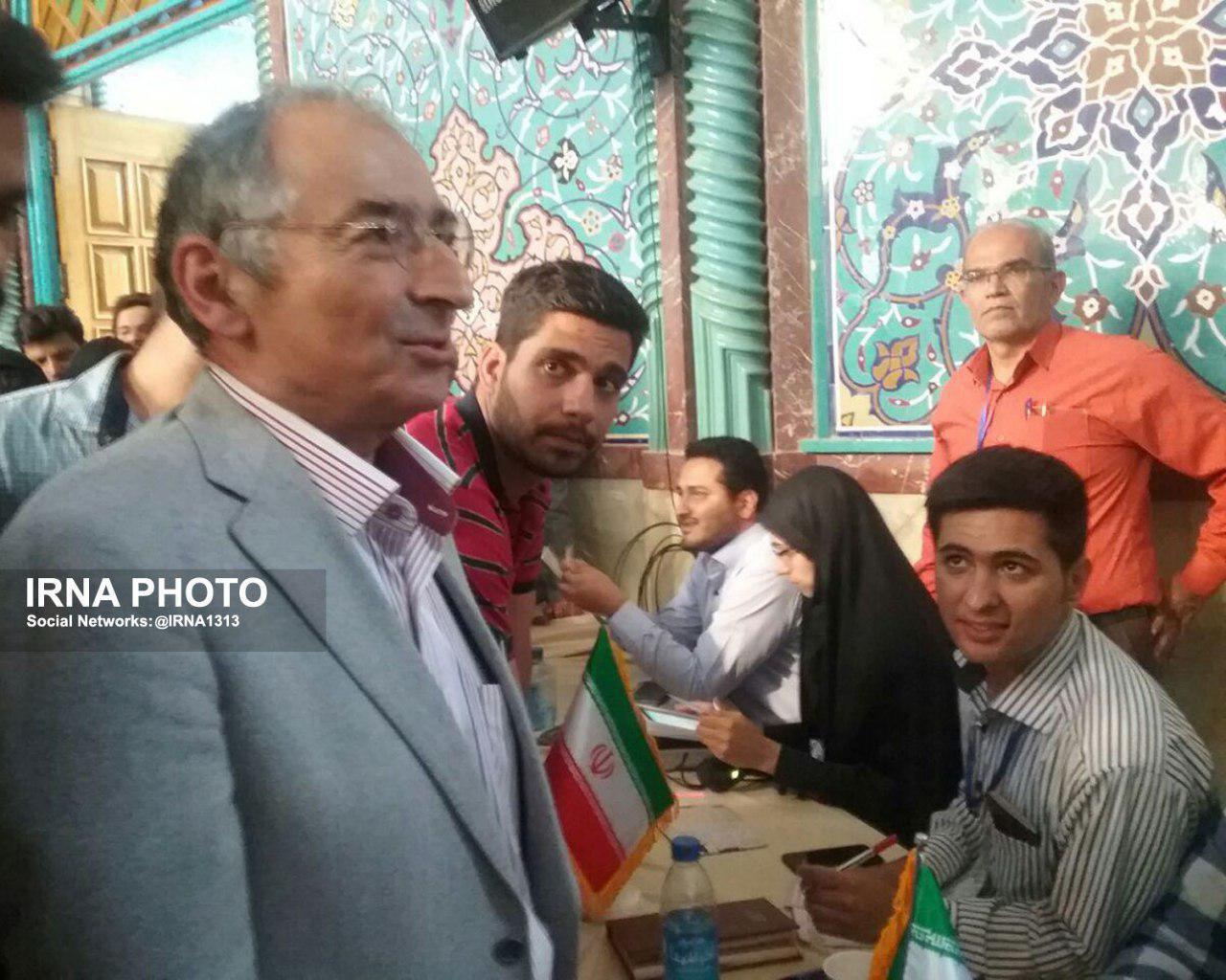 عکس/حضور صادق زیباکلام در حسینیه ارشاد برای شرکت در انتخابات
