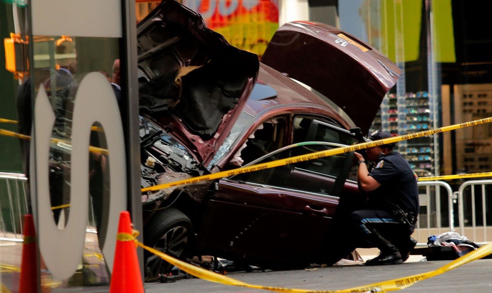 تصاویر : راندن خودرو به سمت عابران در نیویورک