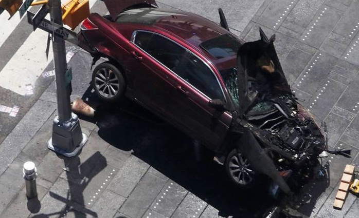 تصاویر : راندن خودرو به سمت عابران در نیویورک