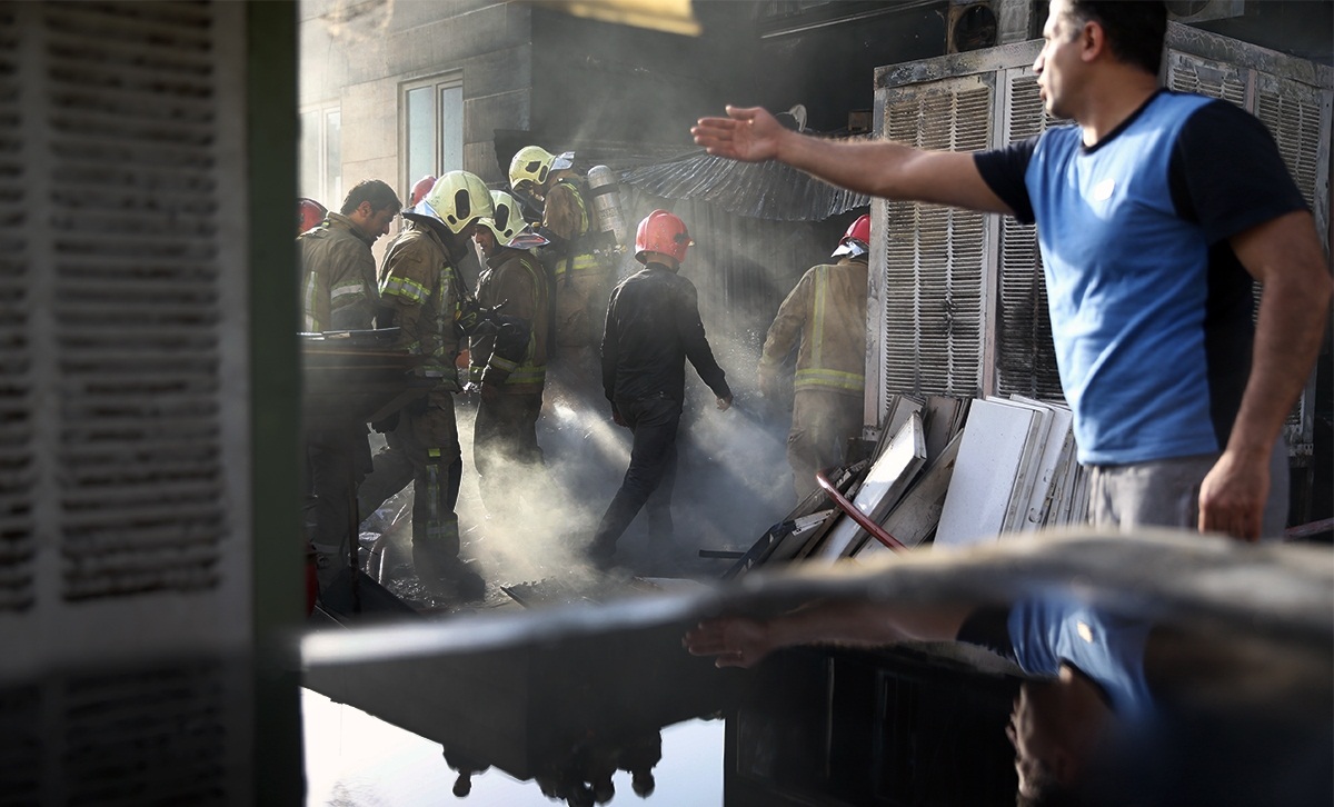 تصاویر : آتش‌سوزی در پاساژ مهستان میدان انقلاب