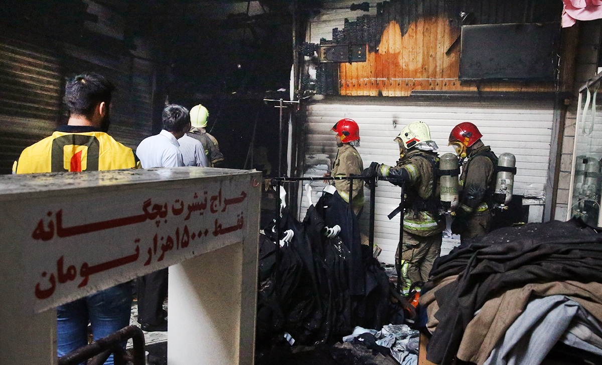 تصاویر : آتش‌سوزی در پاساژ مهستان میدان انقلاب