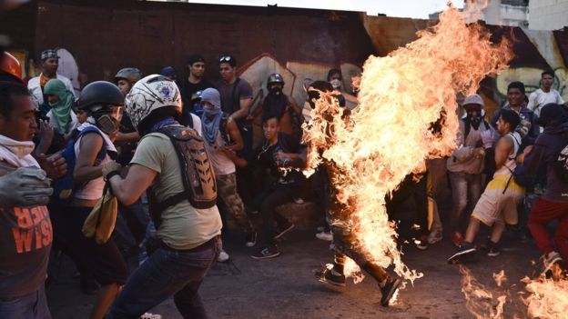 معترضان در ونزوئلا یک مرد را سوزاندند