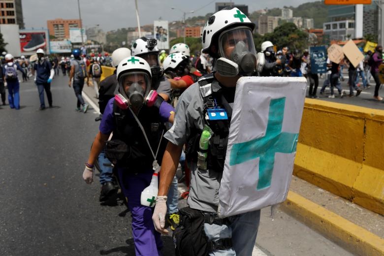 تصاویر : امدادرسانی به معترضان ضددولتی ونزوئلا با پای پیاده و موتورسیکلت
