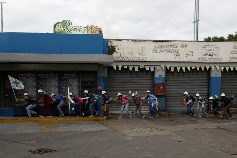 تصاویر : امدادرسانی به معترضان ضددولتی ونزوئلا با پای پیاده و موتورسیکلت