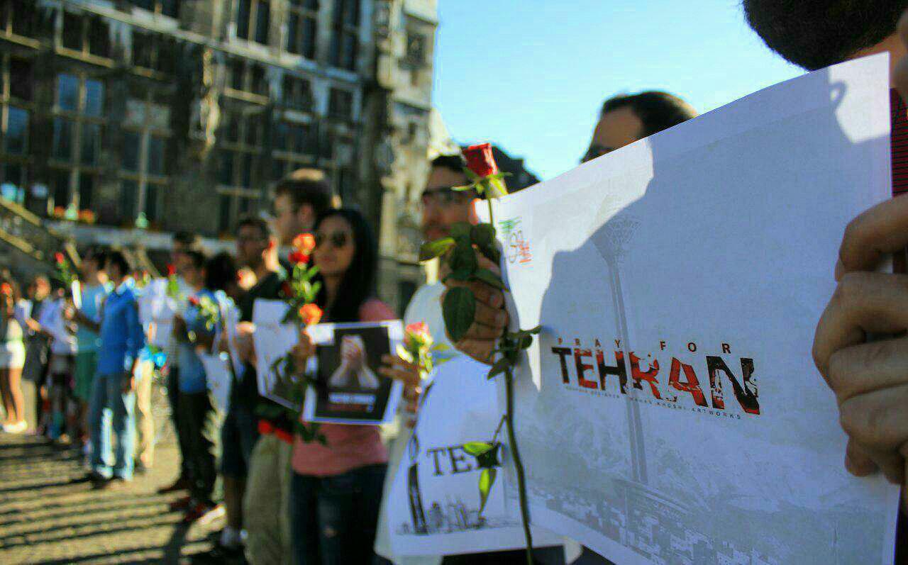 عکس/ ابراز همدردی دانشجویان دانشگاه آخن آلمان با قربانیان حادثه تروریستی تهران