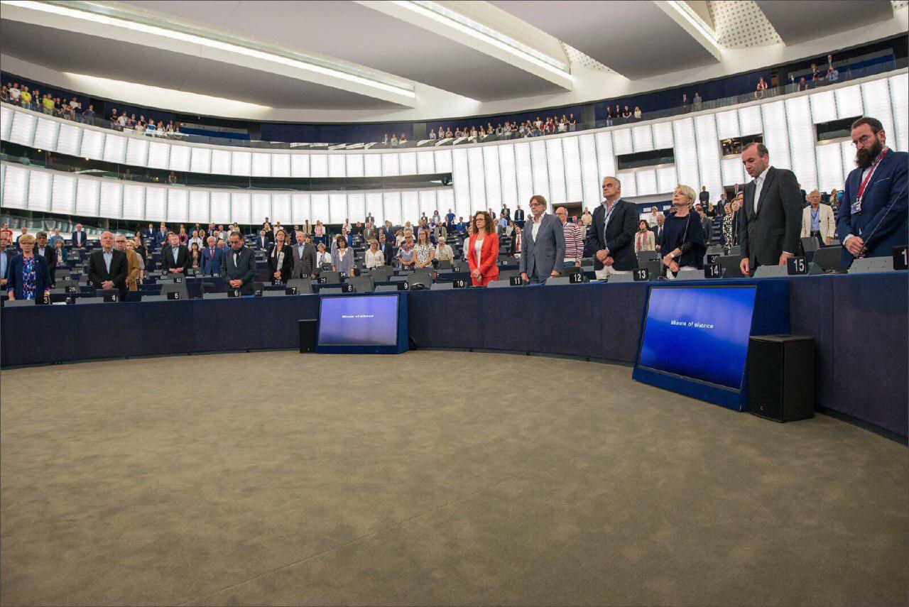 عکس/ سکوت یک دقیقه پارلمان اروپا به احترام کشته شدگان حوادث تروریستی تهران