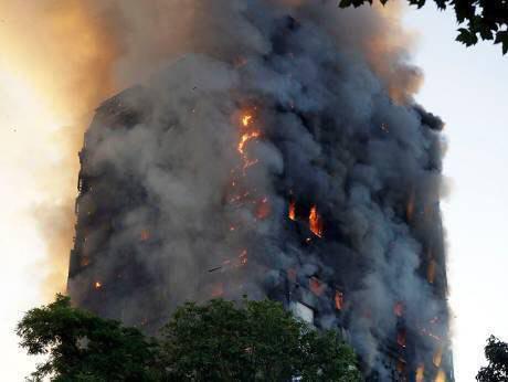 تصويری از آتش سوزی برج گرانفل در غرب لندن